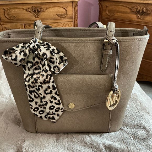 Michael Kors Jet Set Travel Saffiano Leather Tote - Picture 1 of 12